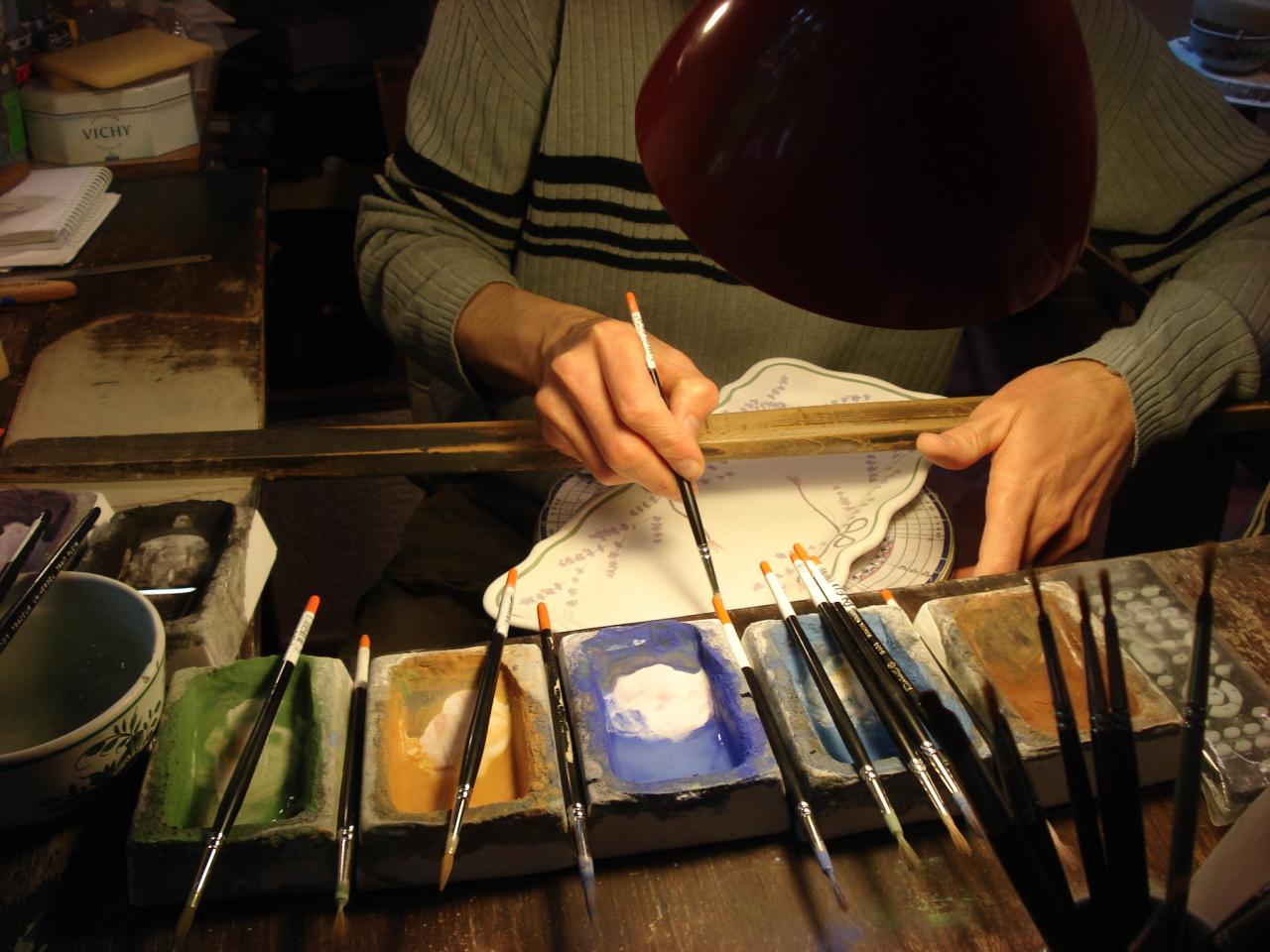 Visite à l'atelier de décoration de la faïence