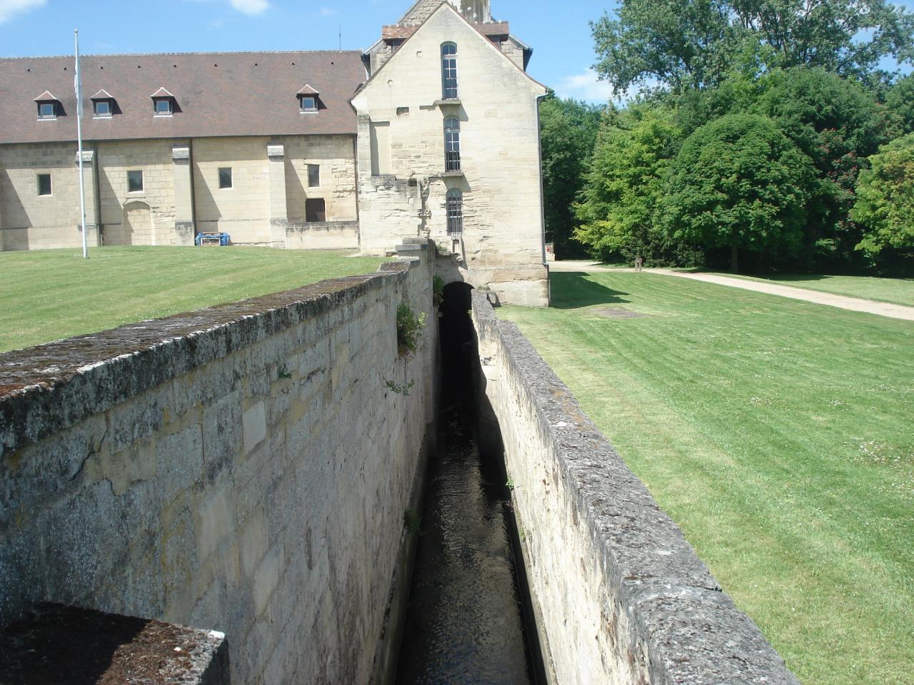 Le bâtiment des latrines et le fossé d'assainissement